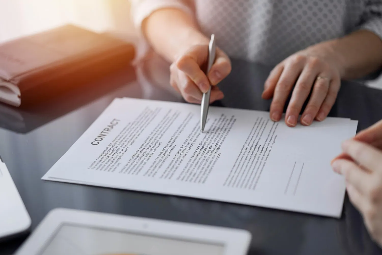 Assinatura de contrato: a melhor aposentadoria raramente é apenas a de maior valor mensal.