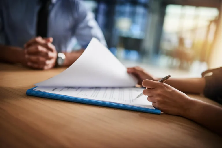 Pessoas analisando documentos, pois as decisões dos primeiros meses definem o resultado de um inventário.