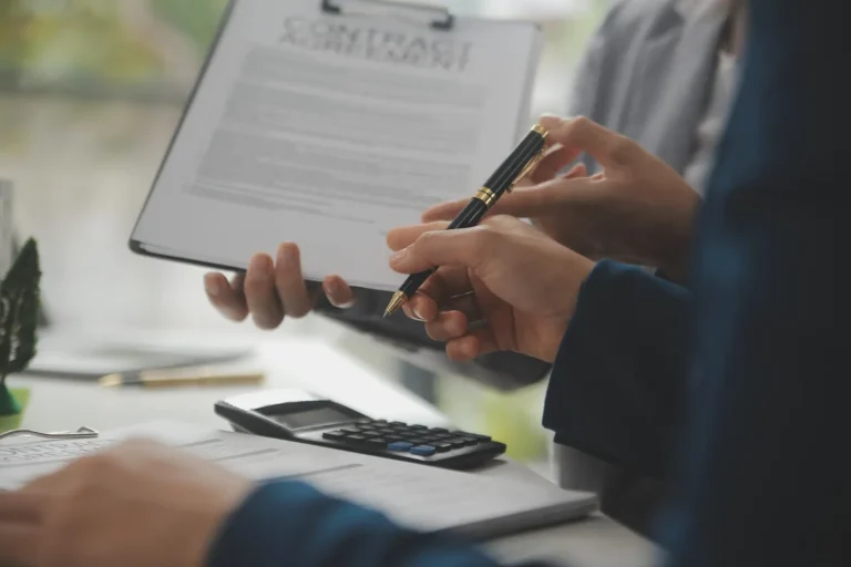 Pessoas analisando contrato e discutindo inventário extrajudicial: quando ele é possível?