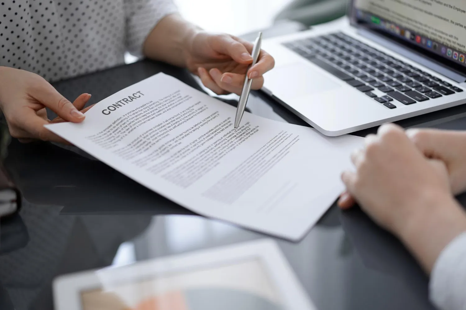 Análise de contrato: períodos trabalhados no exterior podem antecipar aposentadoria.